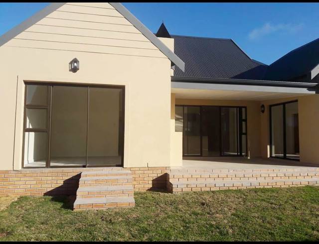 3 BEDROOM TOWNHOUSE RENTED IN LORRAINE